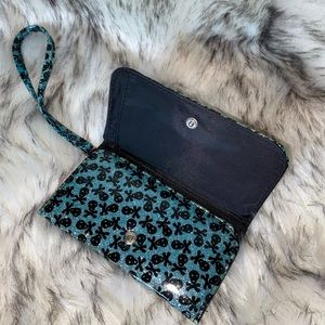 Blue filter pirate skull wristlet